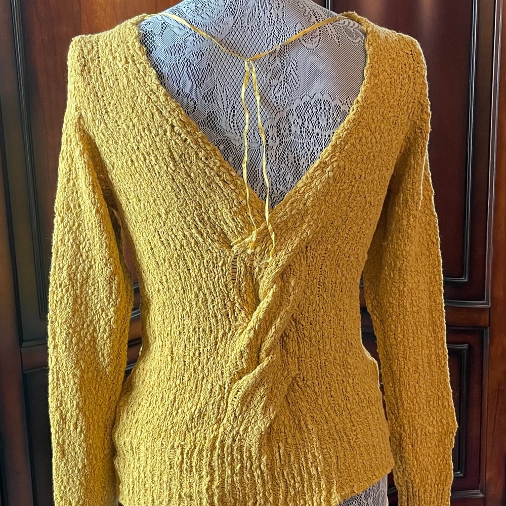 ⏳ Twist Back Sweater